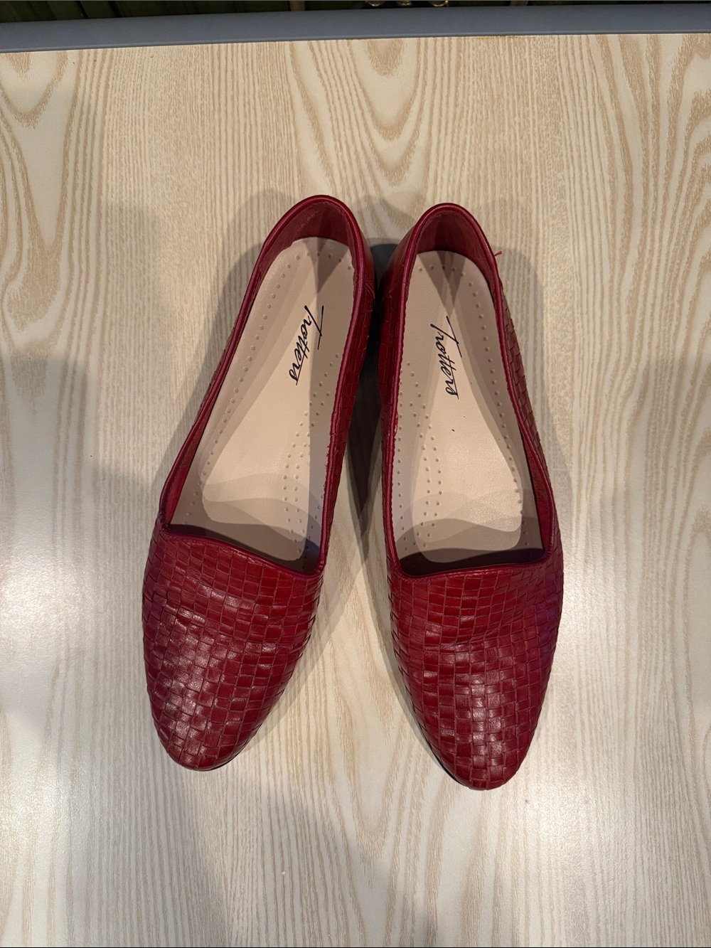 Trotters Women's Burgundy Woven Leather Slip-On Flats